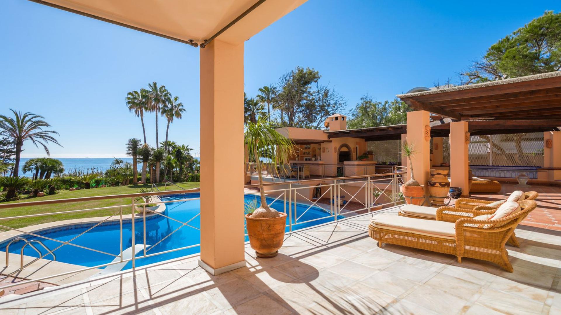 Luxurious beachfront villa patio with ocean view, Estepona, New Golden Mile, Málaga