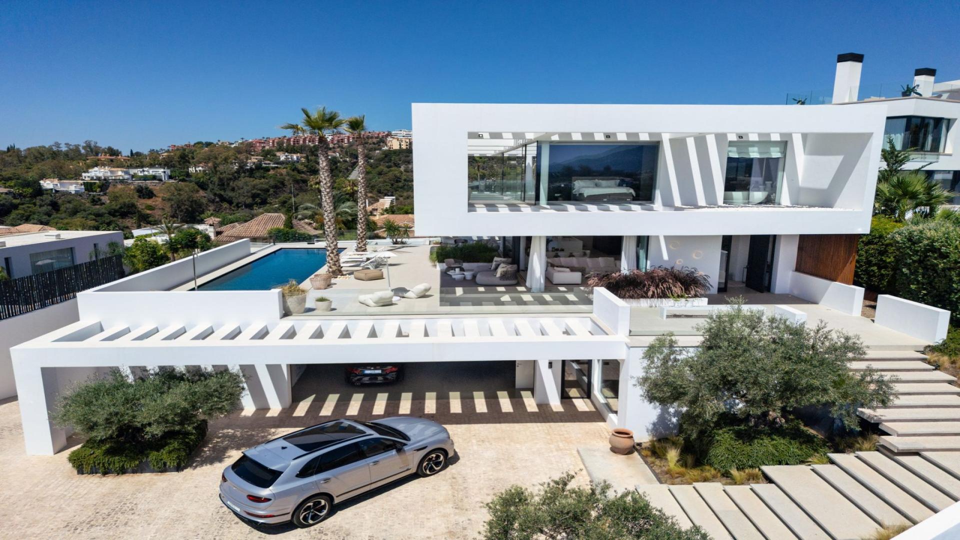 Luxury 6-bedroom villa with pool and ocean views in La Quinta, Málaga for sale