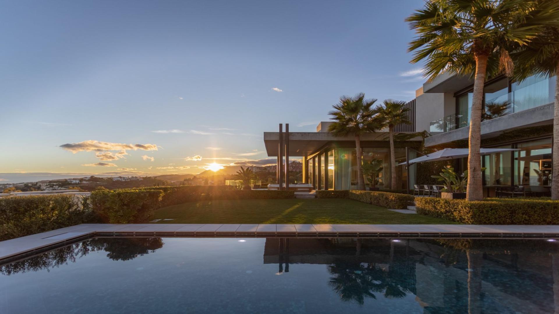 Luxurious Marbella villa for sale, modern design, lush garden, La Quinta, Málaga