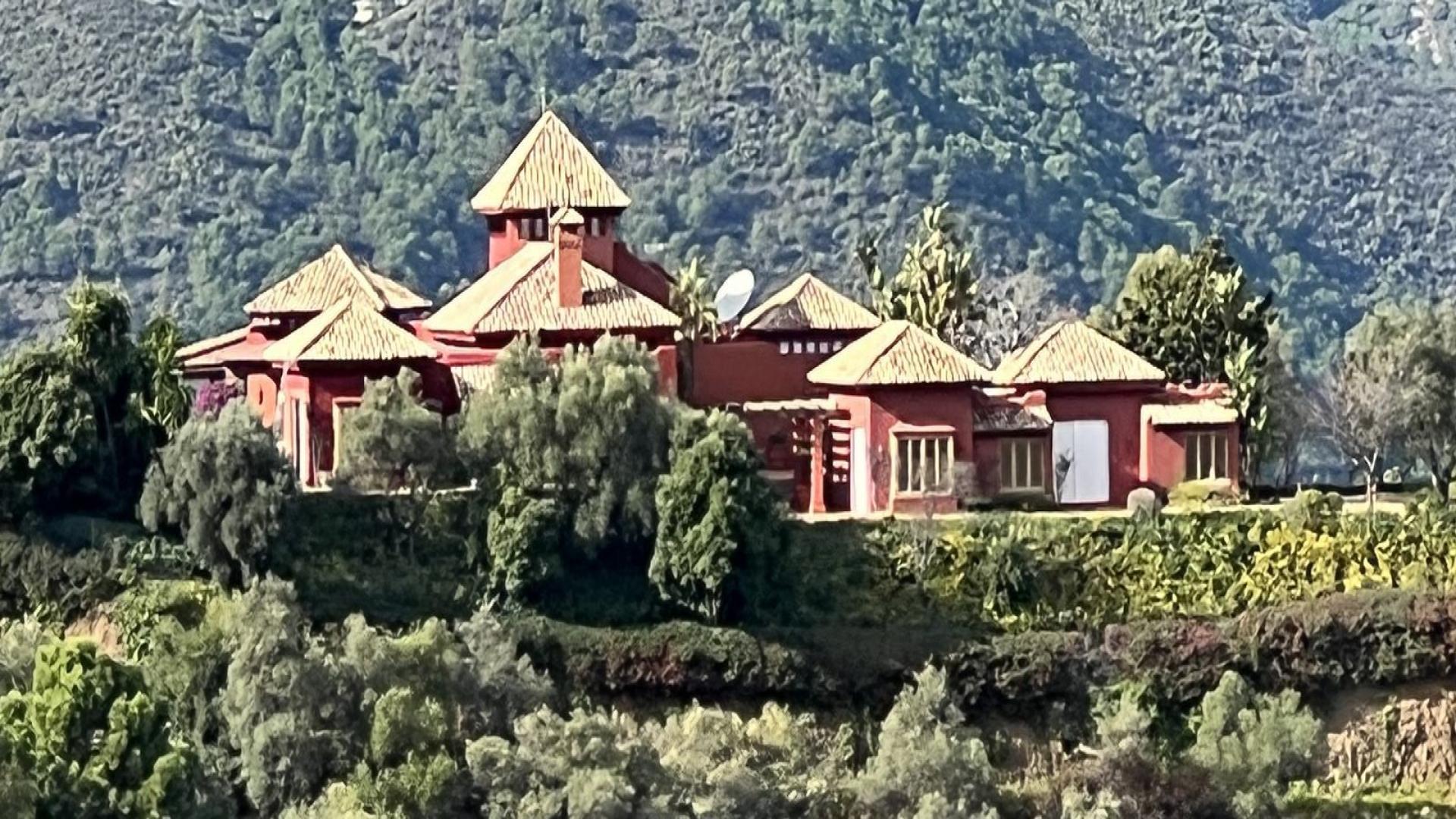 Luxury 5-bedroom villa with pool and sea views in La Zagaleta, Málaga