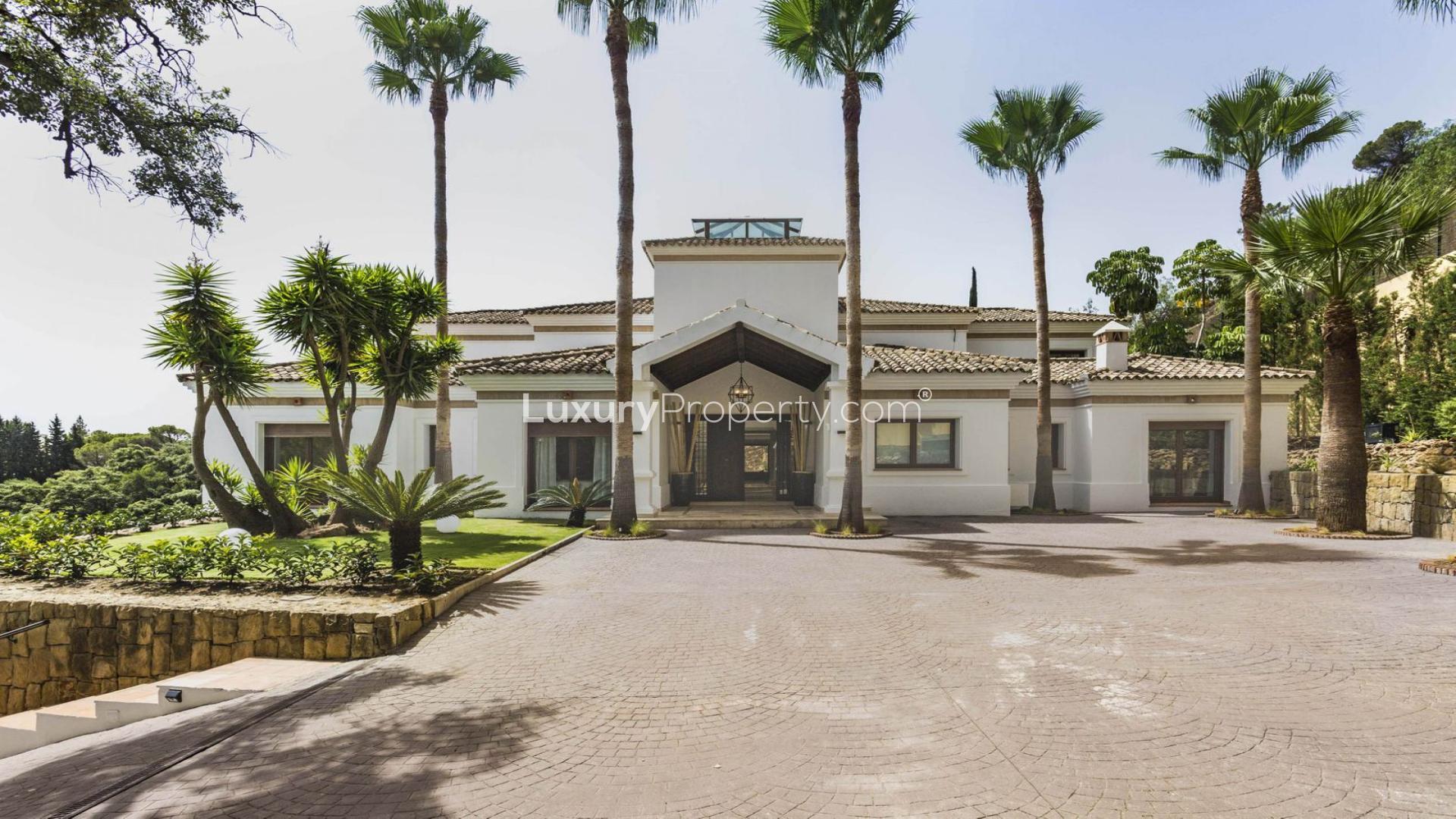 Luxurious 7-bedroom villa with pool and garden for sale in El Madroñal, Benahavís