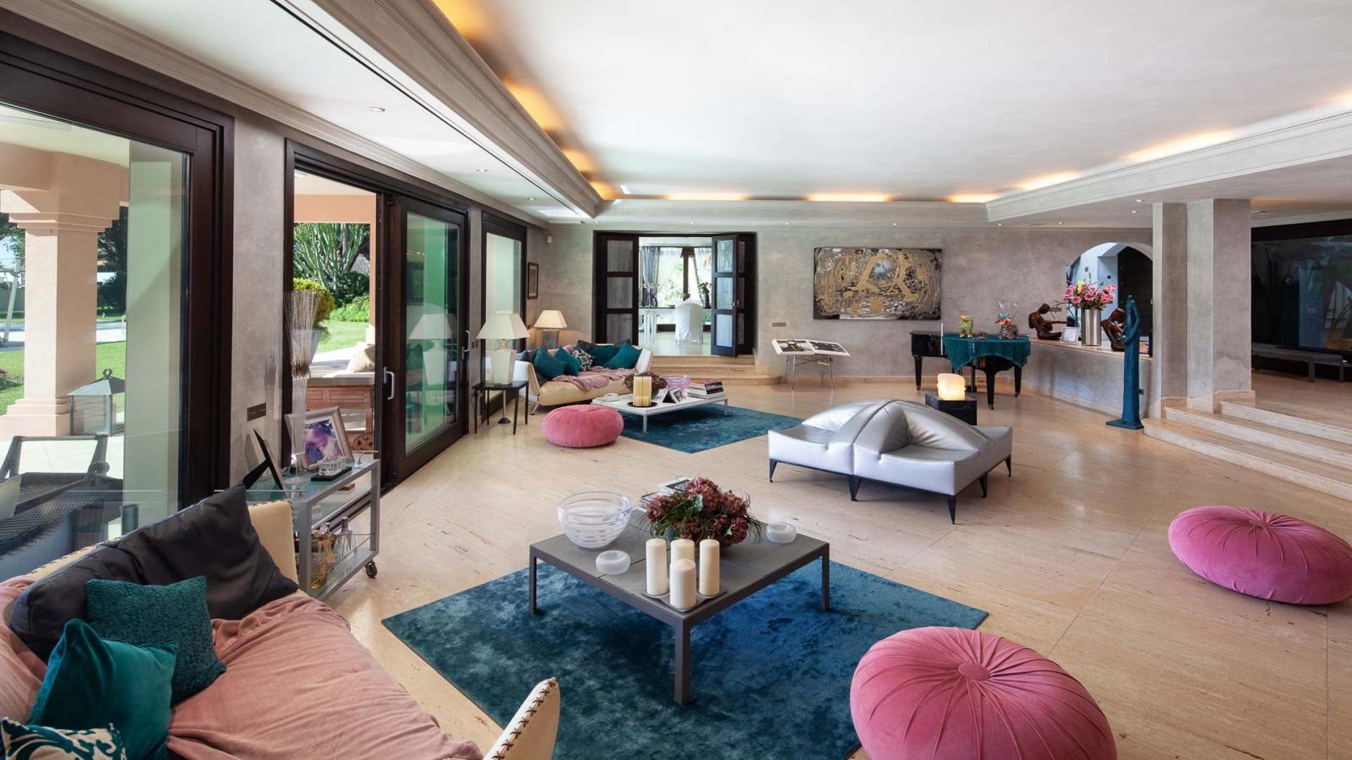 Luxury detached villa with pool and garden in Estepona, Málaga, for sale