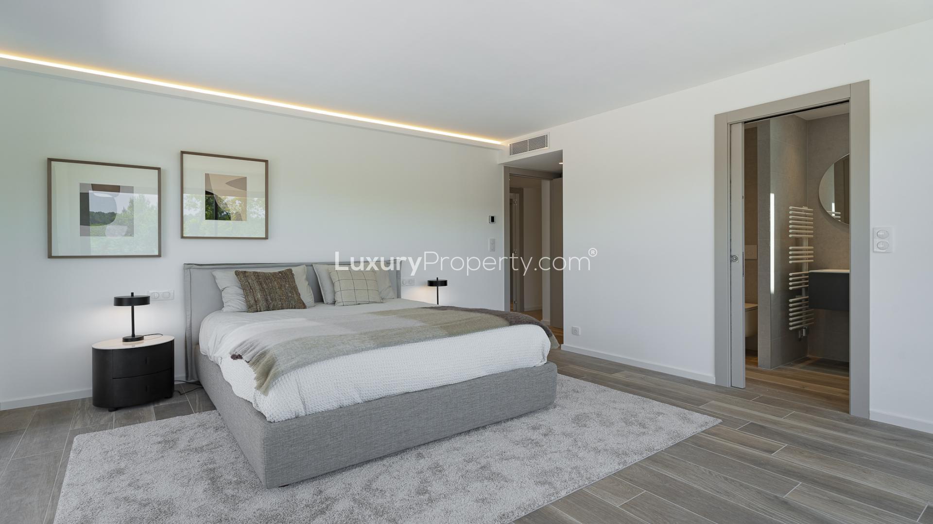 Outdoor patio seating with garden view at Domaine de Terre Blanche villa, LP46018