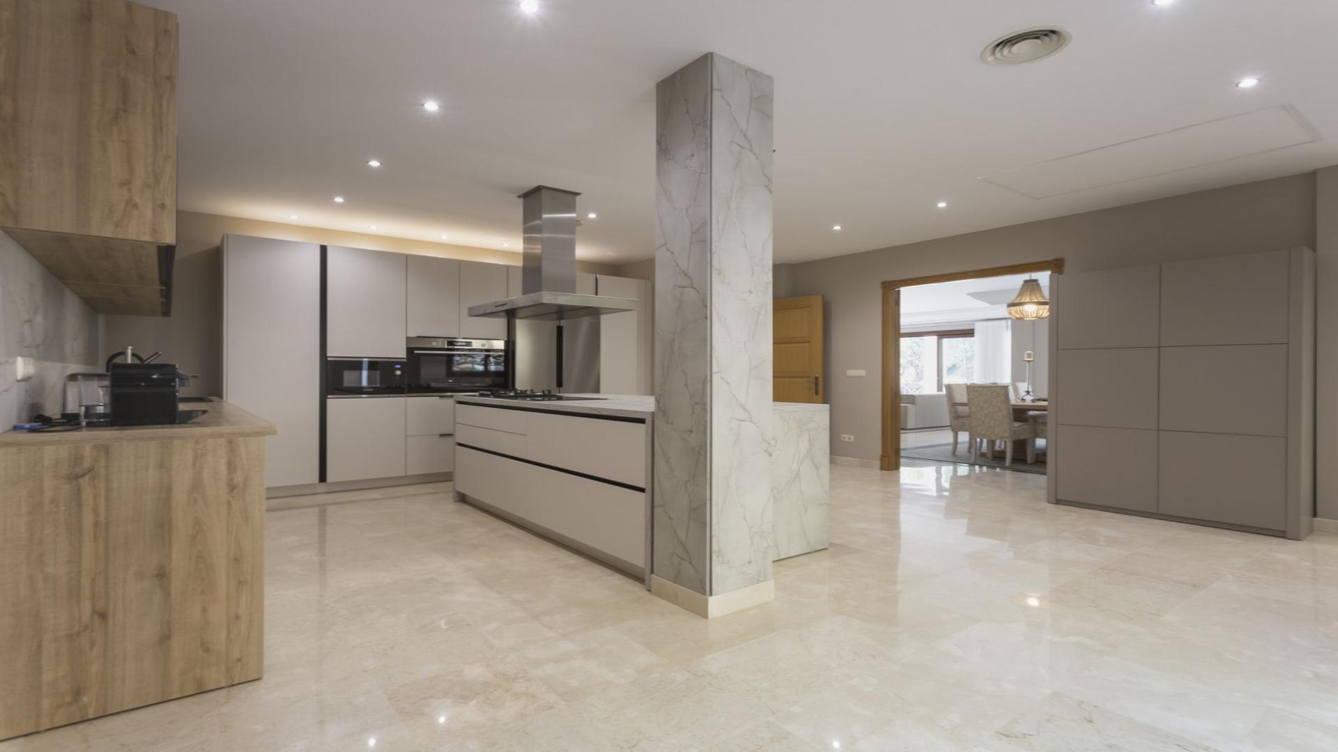 Grand entrance with dual staircase in luxurious El Madroñal villa, Benahavís
