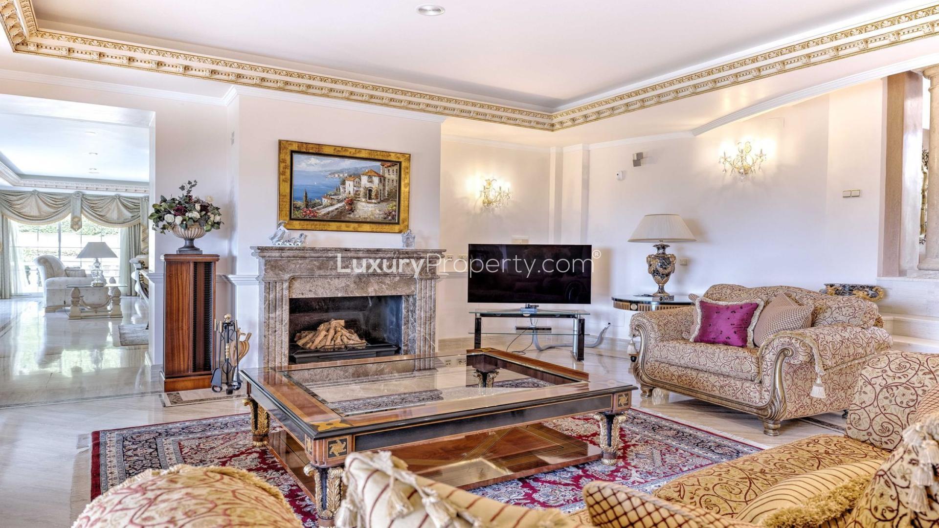 Luxurious living room in Sierra Blanca 6-bedroom villa with elegant decor and furnishings