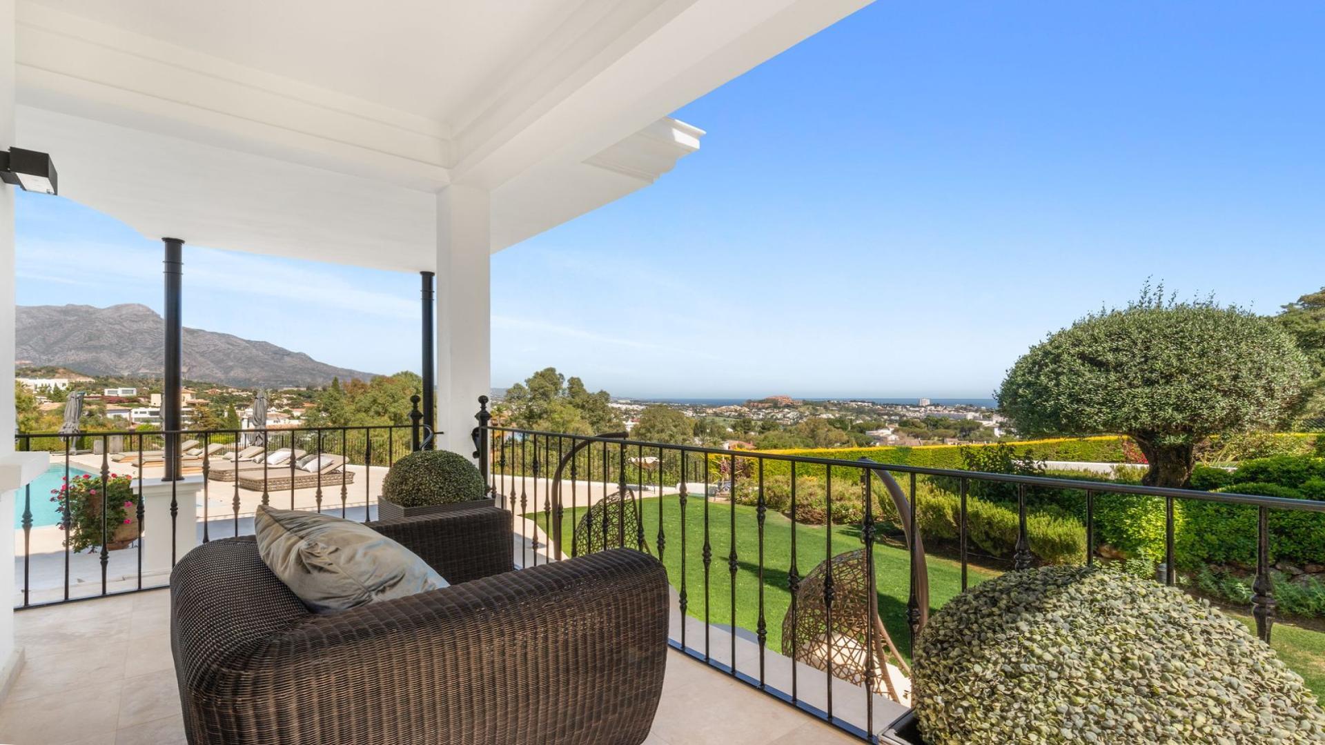 Outdoor dining area with BBQ and sea view in Benahavís villa for sale