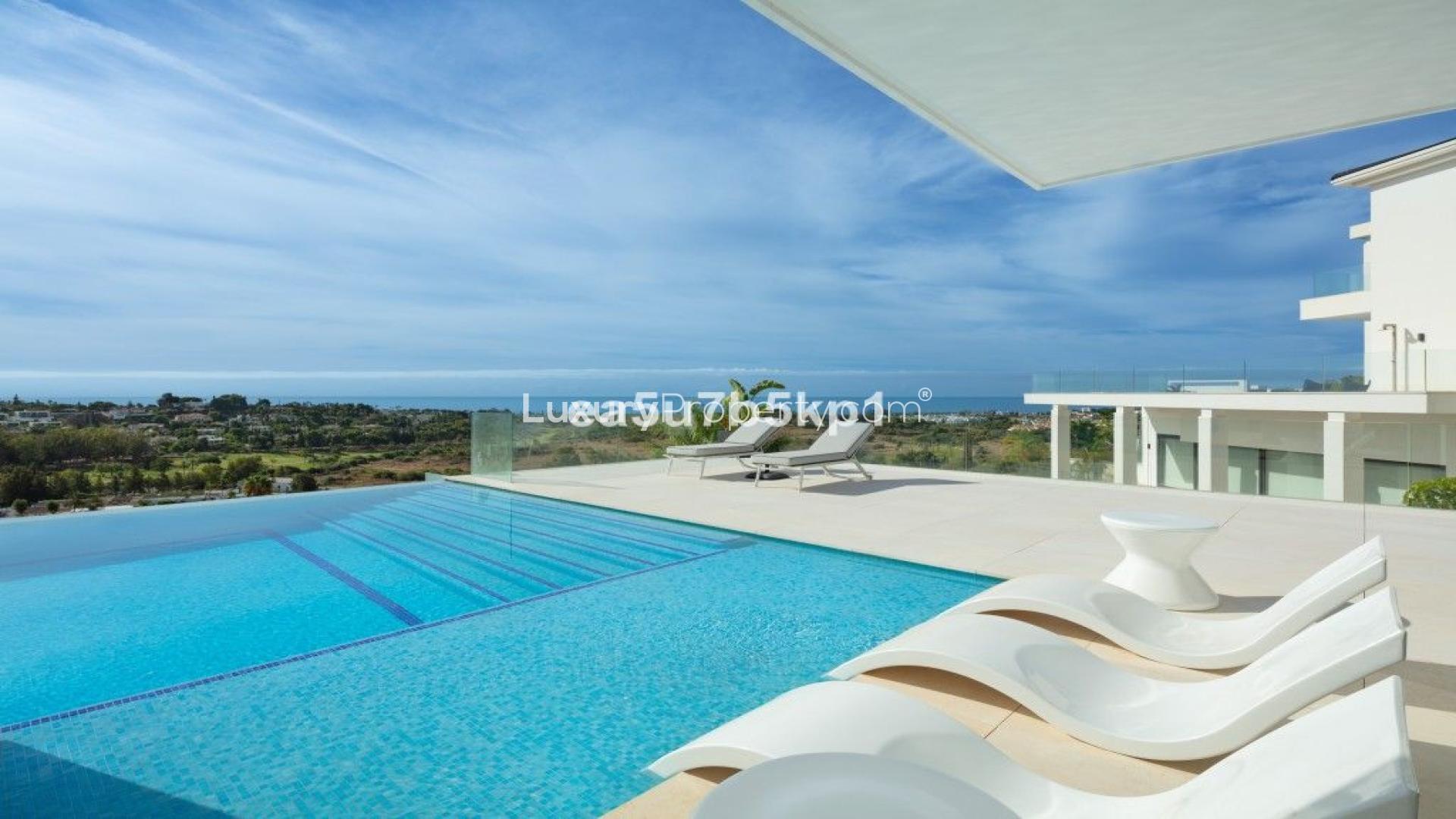 Luxurious 4-bedroom villa with pool and terrace in El Paraiso, Estepona for sale