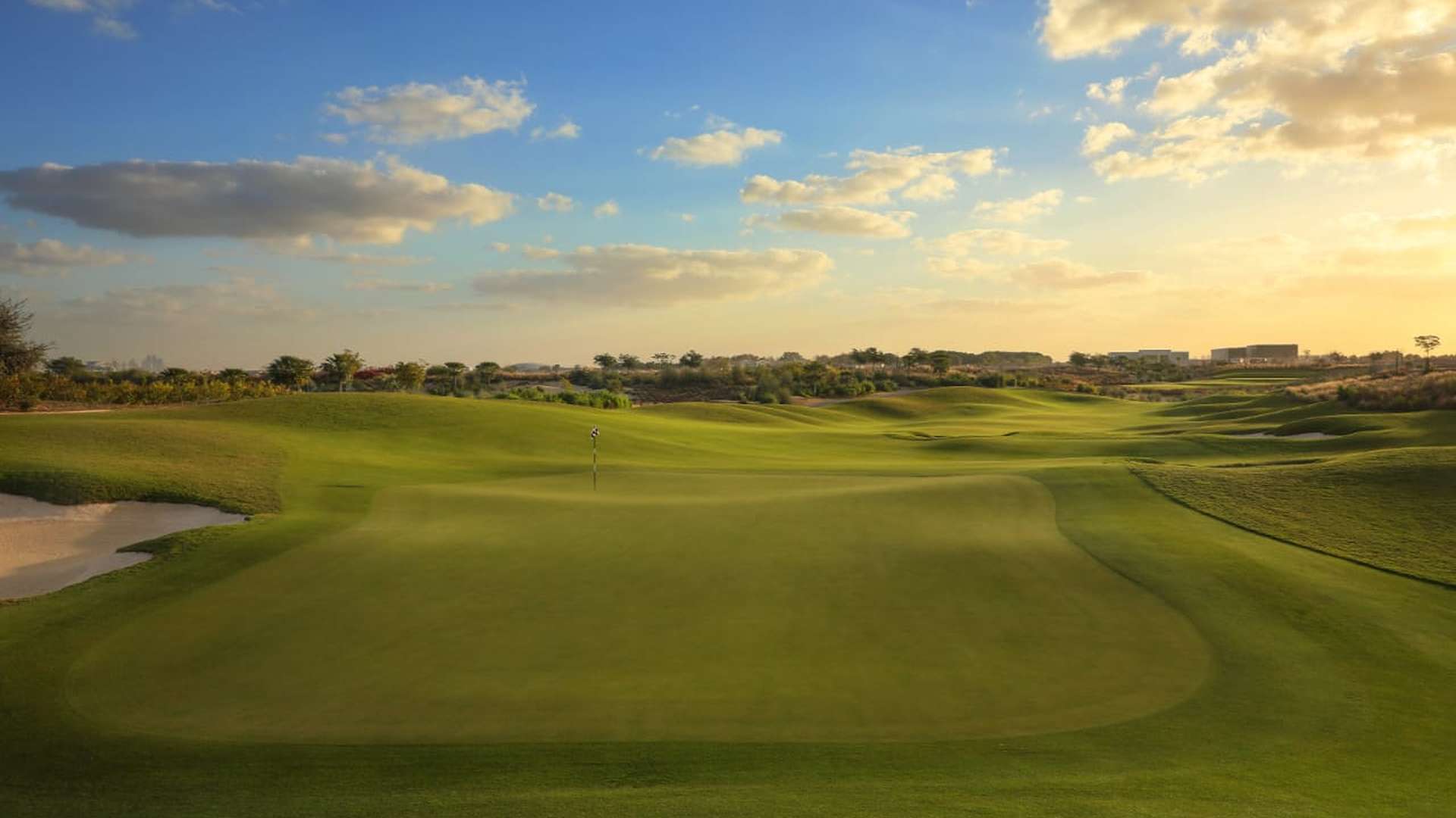 "Emerald Hills large plot view with Dubai skyline, Dubai Hills Estate property for sale.",Large plot at Emerald Hills, Dubai Hills Estate, overlooking lush green golf course landscape