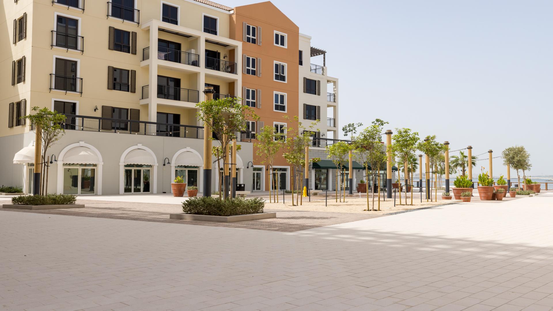 Modern residential complex with pool and sun loungers in La Mer, Jumeirah, Dubai