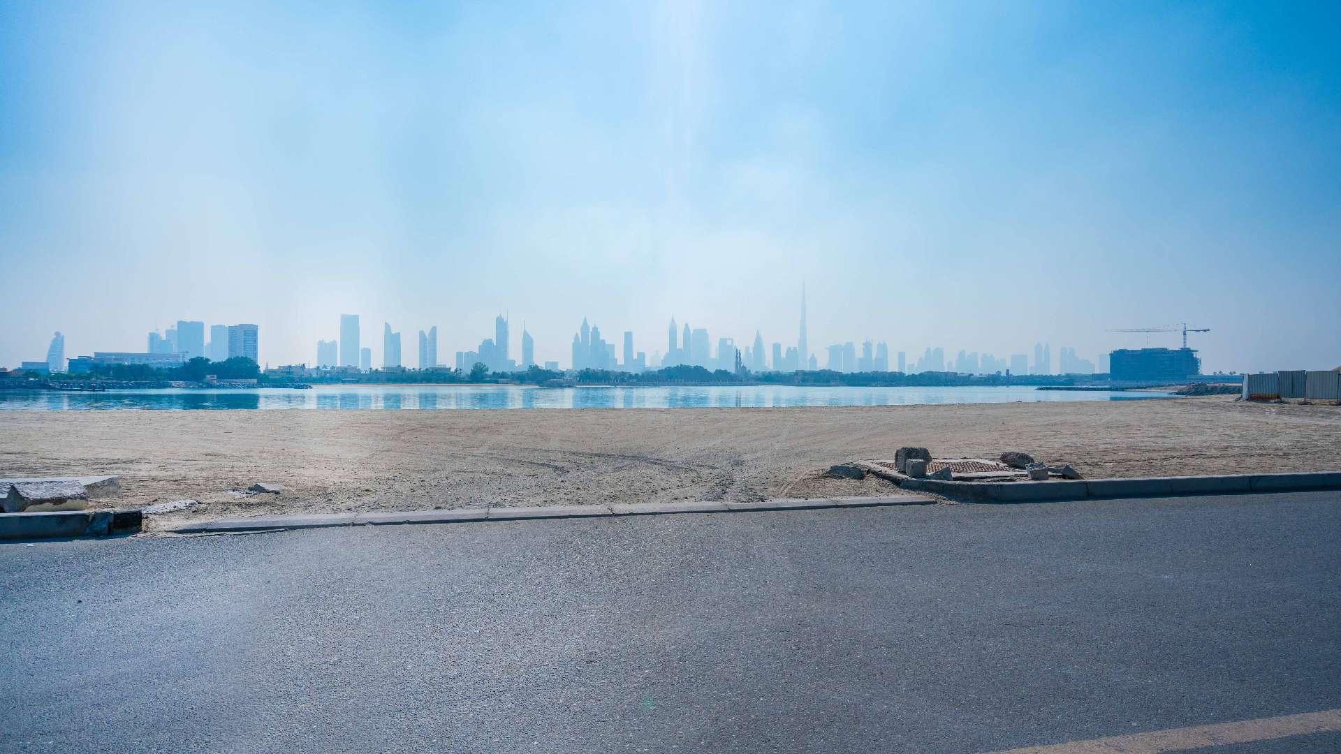 Alt text: "Pearl Jumeirah land plot near Nikki Beach Resort, ideal for residential development.",Exquisite land plot view on Pearl Jumeirah with city skyline near Nikki Beach Resort
